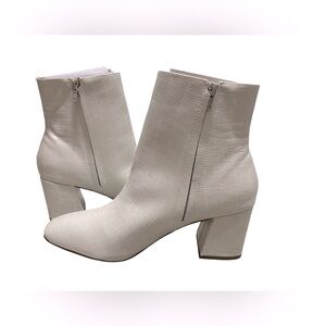 💚💚🌼NWOB Jane and the Shoe Women's Iris Mid Block Heel Bootie.